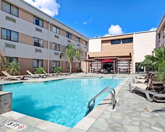 Ramada by Wyndham Houston Intercontinental Airport South - Houston - Pool