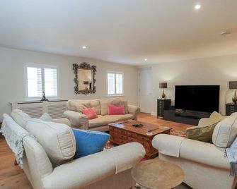 Flat 6 - Tetbury - Living room