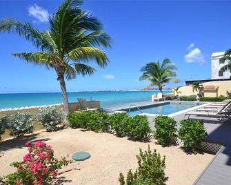 Condo on the beach La Siesta w/ backup generator; beach and sunsets! - Simpson Bay - Pool