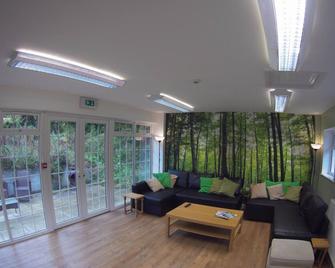 Peaceful and Secluded Bunkhouse style accommodation. - Llangollen - Living room