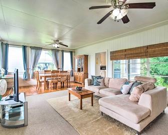 Hilo Home Base - 3 Miles to State Park and Beach! - Hilo - Living room