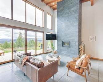 Luxe Mtn-View Escape 5 Mi to Dtwn Priest River! - Priest River - Living room