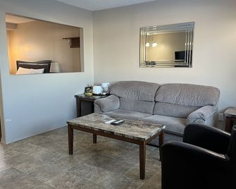 Thunderhill Motel - Swan River - Living room