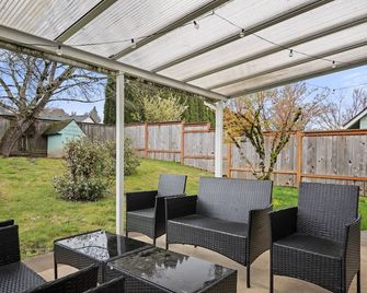 Wonderfully Updated, Pet Friendly, Open Layout, Pool Table, BBQ, Next to Edgefield Golf and Concerts - Troutdale - Patio