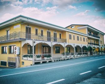 Palmed Hotel - Gizzeria - Building