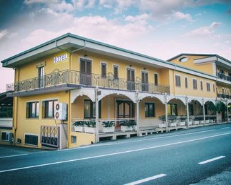 Palmed Hotel - Gizzeria - Building