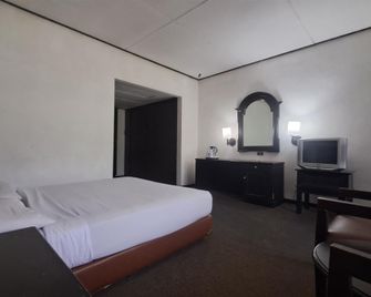 Hermina Hotel - Parapat - Slaapkamer