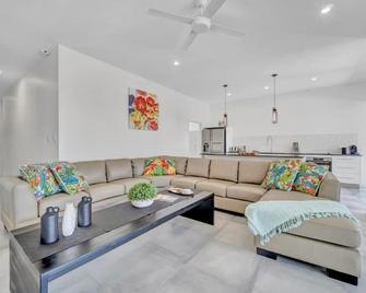 Whitesands - Port Douglas - Living room