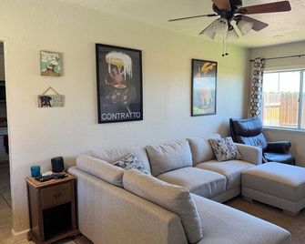 Cottage at the Winery. Cozy cottage on a boutique winery in adorable Lodi. - Lodi - Living room