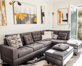 Cozy 3-bedroom apt in downtown Norfolk w/patio. - Norfolk - Olohuone