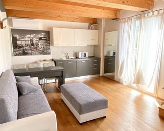 Family Apartments Jh4-Carraro Immobiliare Jesolo - Lido di Jesolo - Sala de estar