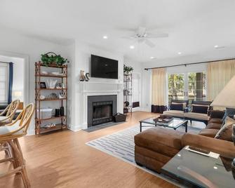 Pawleys Plantation Retreat Villa Deluxe Amenities - Pawleys Island - Living room