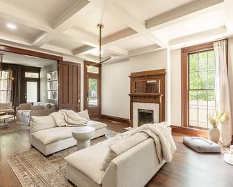 Luxury Designer House in Oregon District, New! - Dayton - Living room