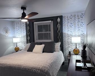 Gb Packer 5 Star Home 1 Block From Lambeau Field - Ashwaubenon - Bedroom