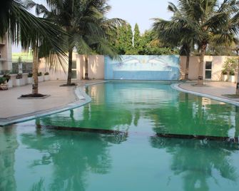 Wekare Krishna Sea Sight Service Apartments - פורי - בריכה