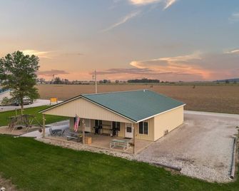 Quiet Riverfront Cabin with Boat Slip Family Friendly Stay in Decatur Nebraska Sleeps 9 - Onawa