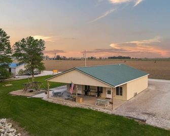 Quiet Riverfront Cabin with Boat Slip Family Friendly Stay in Decatur Nebraska Sleeps 9 - Onawa