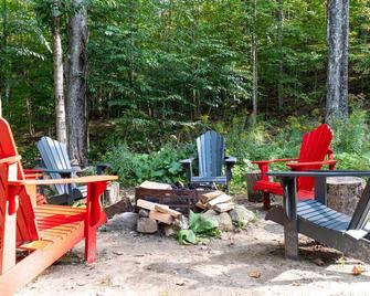 Lux Summer Getaway with Hot Tub, Sauna, EV charger - Haliburton - Patio