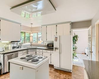 Oregon Jade Lodging: 17 mins from Moda Center, one level no stair, EV Charger. - Gresham - Kitchen