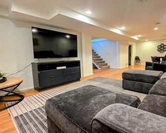 Poppy's Paradise: A Dharma Dwellings Home - Rochester - Living room