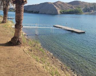 Riverfront Oasis! Sleeps 9 - Bullhead City - Beach