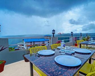 Treebo Kuber Palace with Swimming Pool - Mahabaleshwar - Balkon
