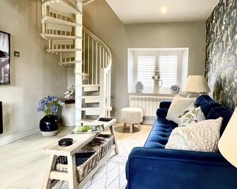 Romantic Cottage for Two in the Heart of Historic Tetbury - Tetbury - Living room