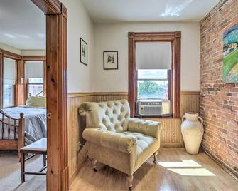 Historic Apartment - Half Mi to Lake Champlain! - Plattsburgh - Olohuone