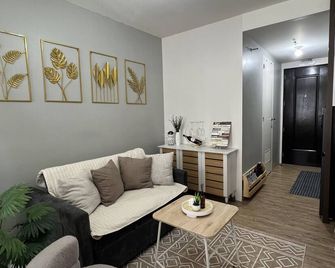 A 24-sqm studio type . Has 3 beds and perfect for families, couples or friends. - Las Piñas - Living room