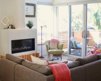 Artful Abode: Breezy In/Out Flow, Views & RoofDeck. Easy Walk to Pearl & Trails - Boulder - Living room