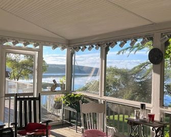 Maine waterfront home, with hot tub and dock access, 1 mile from downtown Bath - Woolwich - Balcony