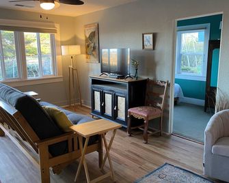 Ocean View farmhouse w/ private HOT TUB & organic culinary garden - Eureka - Stue
