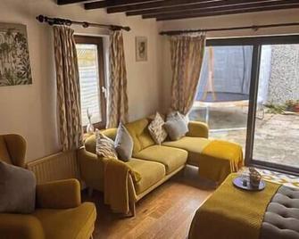Gorgeous Family 3 Bedroom Home - Newbury - Living room