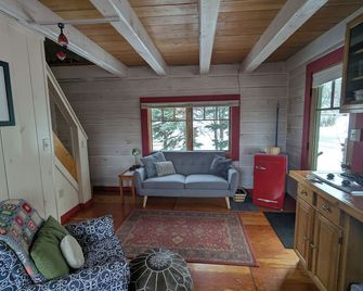 Mökki: Dovetail Log Cabin in the Heart of Downtown - Grand Marais - Вітальня