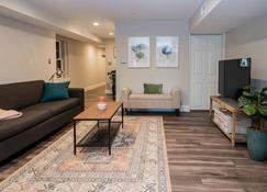 Brand New! Private garden apartment in historic Upper Fells Point - Baltimore - Sala de estar