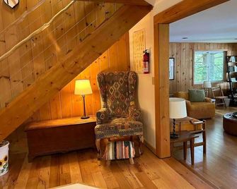Terrapin Station - Lakeside Rustic 3 Home on Lake Winona - Ashland - Living room