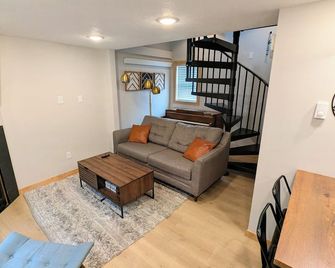 Tiny Home on a Hill Close to Downtown, Sanford Premier Center and Airport - Sioux Falls - Living room