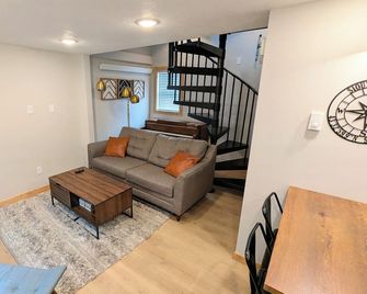Tiny Home on a Hill Close to Downtown, Sanford Premier Center and Airport - Sioux Falls - Sala de estar