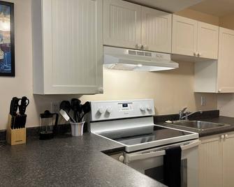 2-bedroom lower level suite close to downtown - Moose Jaw - Kitchen