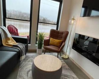 H&M Retreats/Cabin 4/Hermann, Mo - Hermann - Living room