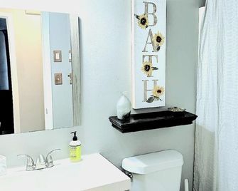 A Home Away From Home - Fayetteville - Bathroom