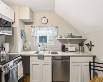 Gateway to Annapolis Valley | Windsor Studio Suite - Windsor - Kitchen