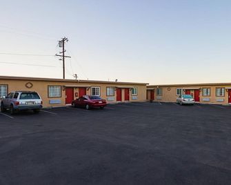 2 Full Beds | Smoking, Micfridge - Hesperia - Building
