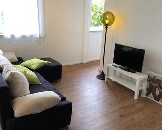 Apartment Kleinochsenfurt Studiosonnige Terrasse Gartenmitbenutzung 1-2 Pers - Ochsenfurt - Wohnzimmer