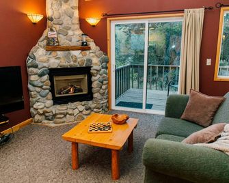 Pine River Ranch B&B - Leavenworth - Living room