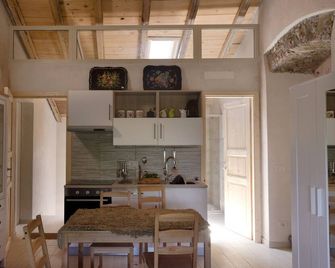 Nestled Retreat: Your Cozy Haven near the Majestic Etna Volcano,and Sicily Beach - Giarre - Kitchen