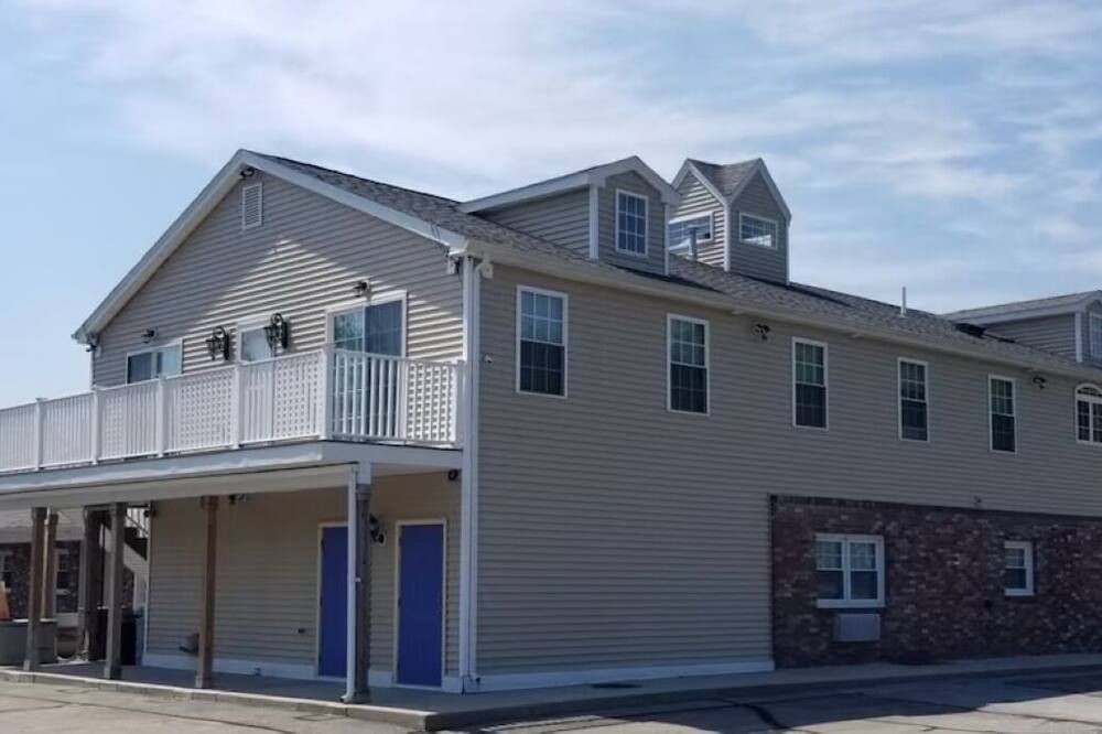 Affordable Sturbridge Stay with Onsite Parking, Cozy Beds & Free Breakfast - Sturbridge - Будівля