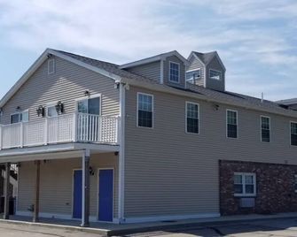 Affordable Sturbridge Stay with Onsite Parking, Cozy Beds & Free Breakfast - Sturbridge - Bygning