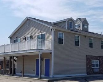 Affordable Sturbridge Stay with Onsite Parking, Cozy Beds & Free Breakfast - Sturbridge - Будівля