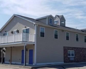 Affordable Sturbridge Stay with Onsite Parking, Cozy Beds & Free Breakfast - Sturbridge - Bygning